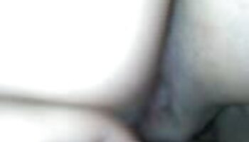 Rubia cachonda sabe cómo hacer estallar un chorro para ACESQUIRT juguete sexual mientras miras