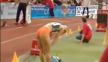 Amigable rubia folla en público