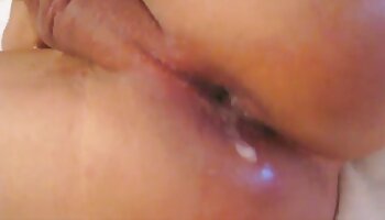 Hermosa adolescente atrapada por una MILF