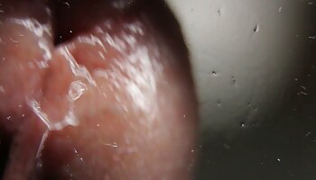 Morena caliente sacudiendo su dulce coño