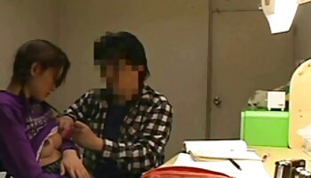 Adolescente de coño peludo se hace semen