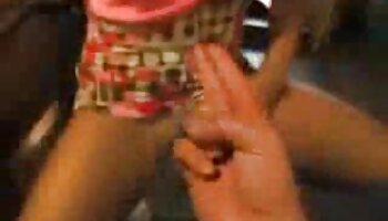 Morena caliente en medias se masturba duro