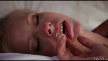 Gafas de mierda - Ella Knox - Chica tetona y peluda follando en POV