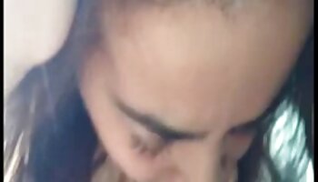 Adolescente pelirroja disfrutando del sexo con vibración del juguete exuberante de cola rosa PLUSHCAM