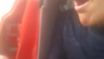 Escondiéndolo de su marido