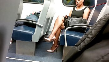 Esposo mira impotente a su esposa madura Vera Delight follar a un hombre negro