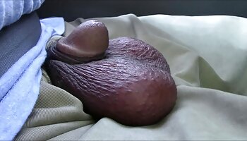 GiveMePink Tiffany Doll recibe una cogida anal en solitario y una boca abierta