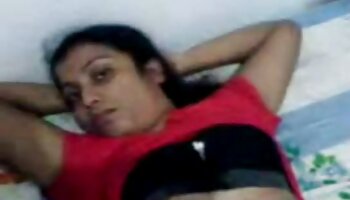 Hottie TS Chanel penetra a Mercedes mientras ella está encima