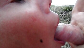 Rubia madura cachonda jugando en el sofá