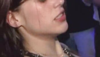 MILF cachonda Kim Gold aplica su boca y coño a una polla dura