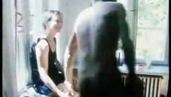 Chica caliente en traje de policía se masturba en la webcam